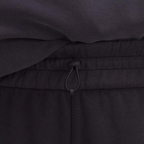 LIKE NEW Lululemon Softstreme High-Rise Short 4" in Black (Size 2) - Picture 3 of 9